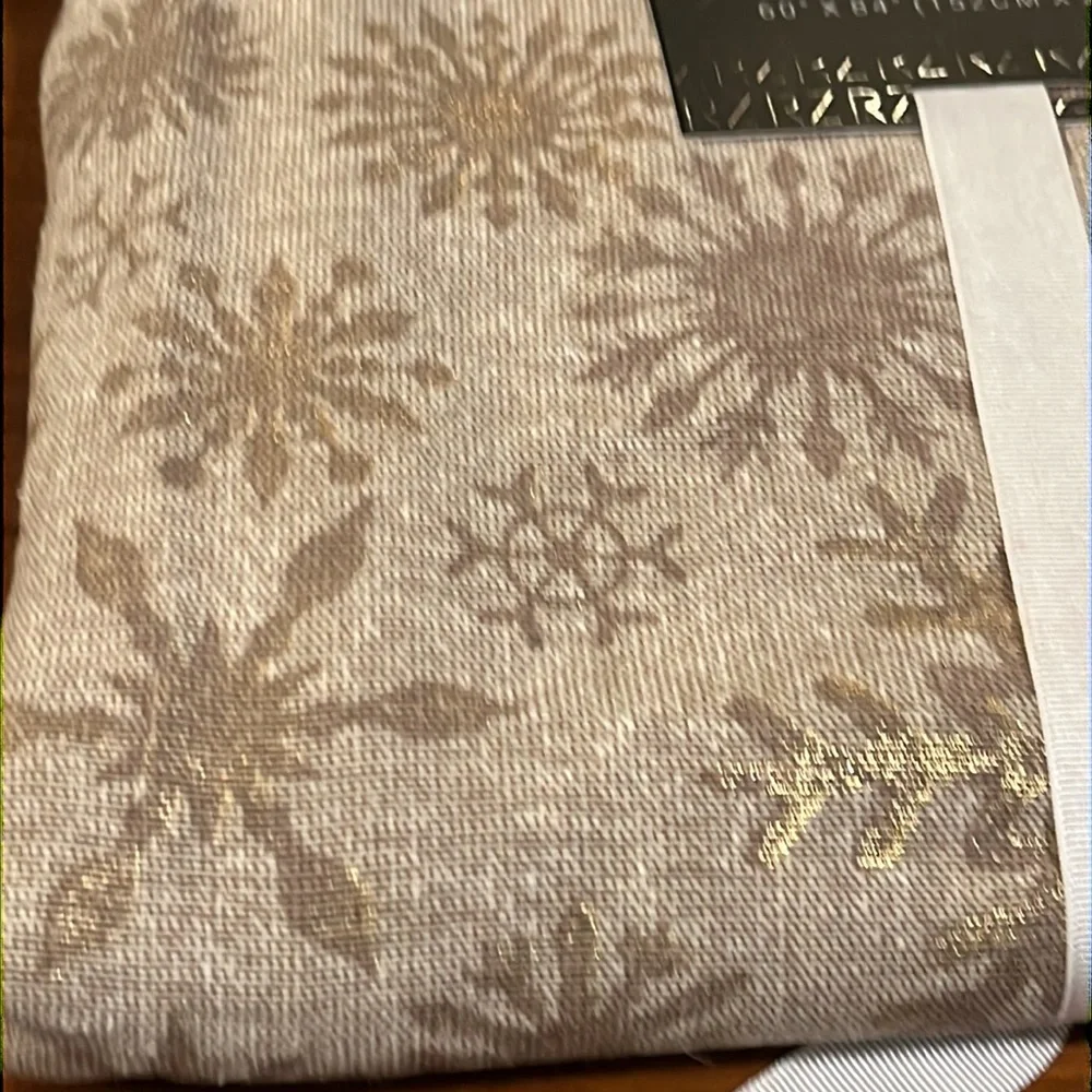 Rachael Zoe Oblong Tablecloth 60”x84” new gold snowflakes holidays